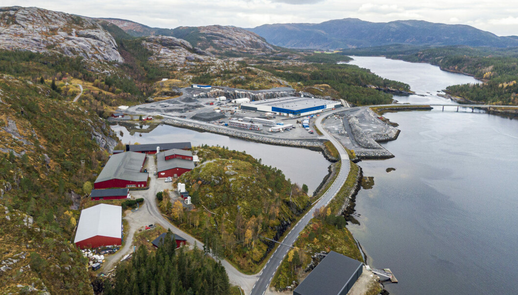 Bindalssmolt nærmest og det nye RAS-anlegget Svaberget Smolt (RAS) lengst borte. Bindalssmolt nærmest og det nye RAS-anlegget Svaberget Smolt (RAS) lengst borte.