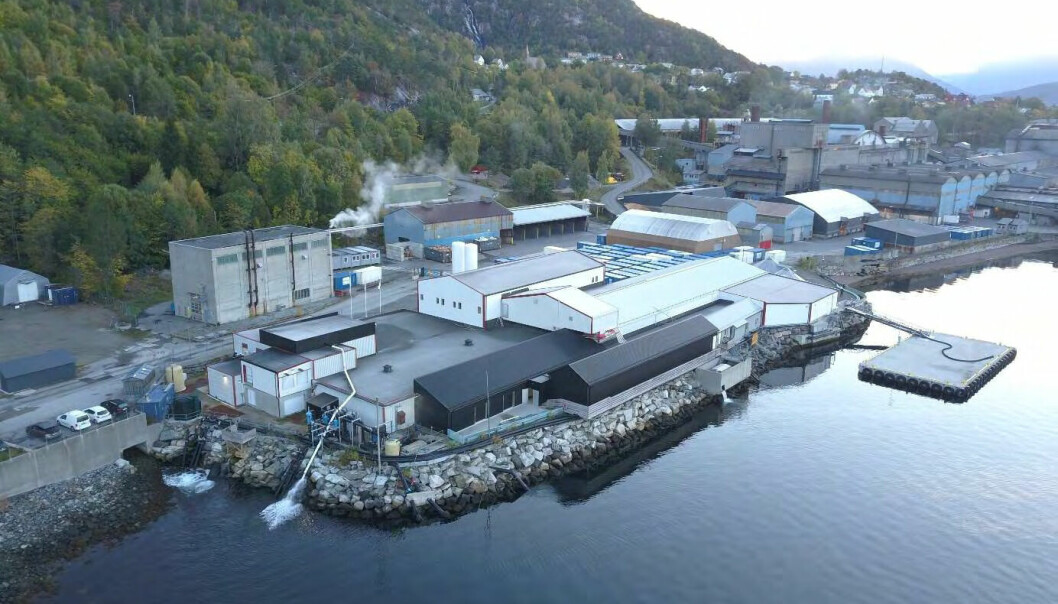 Anlegget ligger innenfor industriområdet i Ålvik, og driver i tett samspill med Statkraft og Elkem Bjølvefossen. Anlegget har hovedvannforsyning fra utløpet ved kraftverket, og benytter i tillegg kjølevann fra Elkem til varmeveksling.