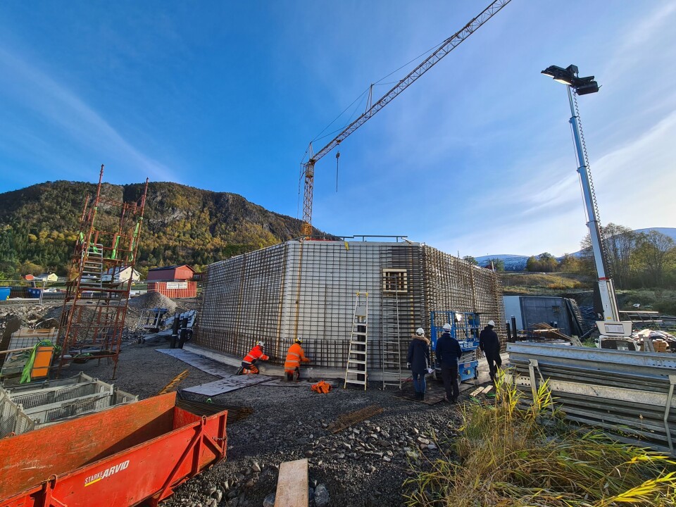 Hjelvik Matfisk sine tanker er bygget på tomten til Hjelvik Settefisk. Nå har det begynt å bli slaktet fisk fra anlegget. Og mer skal det bli. Hjelvik Matfisk sine tanker er bygget på tomten til Hjelvik Settefisk. Nå har det begynt å bli slaktet fisk fra anlegget. Og mer skal det bli.