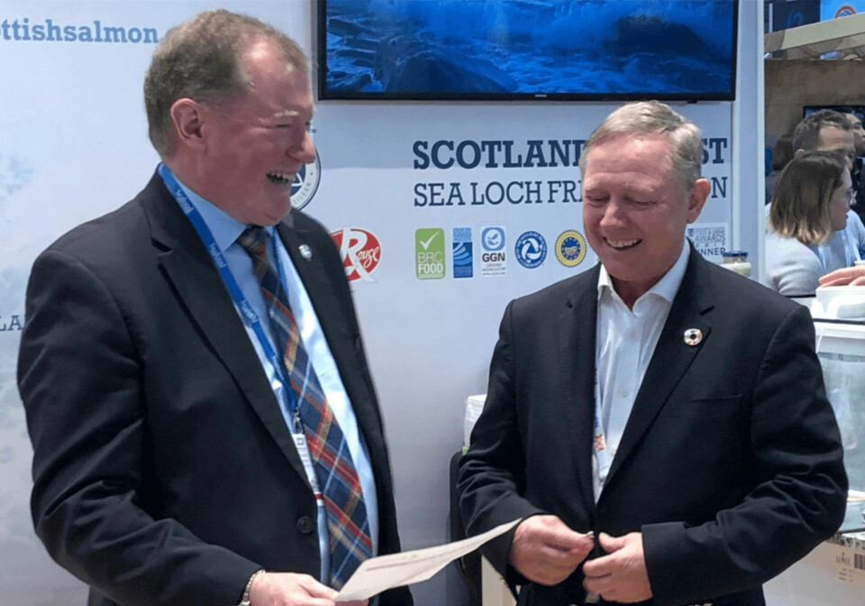 Craig Anderson, til venstre, som da var administrerende direktør i Scottish Salmon Company (nå Bakkafrost Scotland) ble overrakt selskapets trestjerners Best Aquaculture Practices (BAP)-sertifisering av Mike Berthet. Begge er nå direktører for ASL.