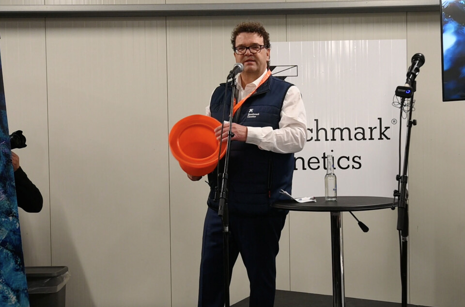 Jonas Jonasson er sjef for Benchmark Genetics operasjoner på Island, og har ledet arbeidet med å bygge ut inkubasjonssenteret. Her viser han frem en inkubator. – Enkle ting, men det virker, sier han. Både selve inkubatorene og stativene de er montert i er laget i Chile. AKVA group Danmark har stått for resten av anlegget. Jonas Jonasson er sjef for Benchmark Genetics operasjoner på Island, og har ledet arbeidet med å bygge ut inkubasjonssenteret. Her viser han frem en inkubator. – Enkle ting, men det virker, sier han. Både selve inkubatorene og stativene de er montert i er laget i Chile. AKVA group Danmark har stått for resten av anlegget.