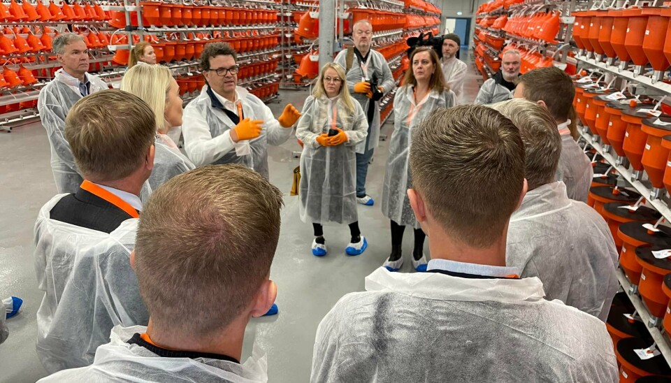 Jonas Jonasson, CEO i Benchmark Genetics Iceland ledet omvisningen i det nye anlegget for gruppen til Fiskeriminister Svavarsdottir. Islandsk TV dokumenterte begivenheten.