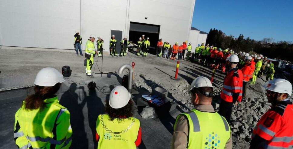 Formannskapet meiner at Ænes inkubator skal få utvida produksjonen. (Biletet er frå grunnsteinsnedlegginga tidlegare i år).