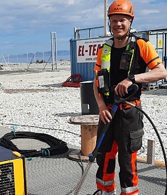 Operatørlærling Elias Søreng har erfaring fra sjøbasert oppdrett, og synes det er svært spennende å tilegne seg mer kunnskap om landbasert oppdrett i sin nye jobb i Andfjord Salmon.