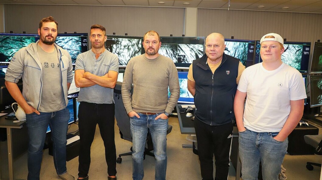 Måndag føremiddag var denne gjengen på jobb hjå Rosendal Tilvekstsenter. No må dei enten akseptera at arbeidsplassen vert flytta til Austevoll, eller finna noko anna å gjera. F.v: Tormod Øverland, Oddmund Soldal, Andreas Fossberg, Jakob Gjerde og vikaren Jonas Klette Hansen. Måndag føremiddag var denne gjengen på jobb hjå Rosendal Tilvekstsenter. No må dei enten akseptera at arbeidsplassen vert flytta til Austevoll, eller finna noko anna å gjera. F.v: Tormod Øverland, Oddmund Soldal, Andreas Fossberg, Jakob Gjerde og vikaren Jonas Klette Hansen.