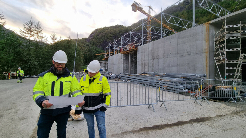 På Mowi Fjæra er arbeidet med det andre byggetrinnet av settefiskanlegget godt i gong. Det skal byggast eitt nytt postsmoltanlegg i to modular, samt eitt teknisk bygg.