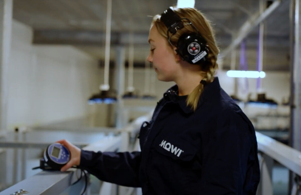 Driftstekniker Marie Løyning fortel det er mykje å passa på når man driftar eit RAS-anlegg, og mange parameter man må sjekke. Driftstekniker Marie Løyning fortel det er mykje å passa på når man driftar eit RAS-anlegg, og mange parameter man må sjekke.