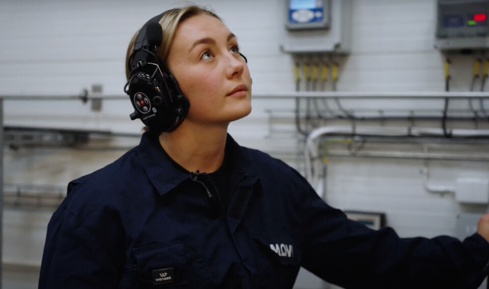 Marie Løyning (22) fortel at jobben som driftsteknikar hos Mowi Fjæra Settefisk er både spanande, krevjande og interessant. Marie Løyning (22) fortel at jobben som driftsteknikar hos Mowi Fjæra Settefisk er både spanande, krevjande og interessant.