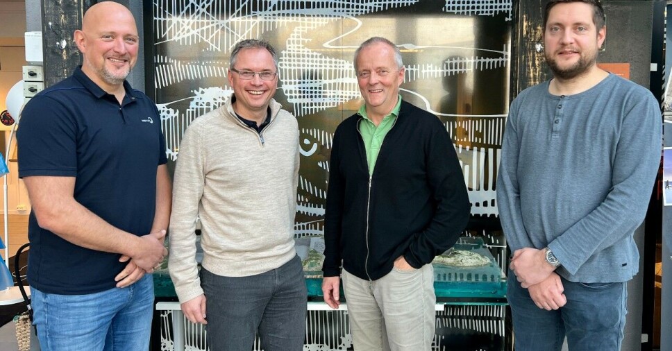 Fire fornøyde folk etter inngått avtale: f.v. Pål-Arve Dypaune og Truls Jakob Dahl fra Skretting, Eirik Sørgård og Arve Storholm fra Gigante Salmon.