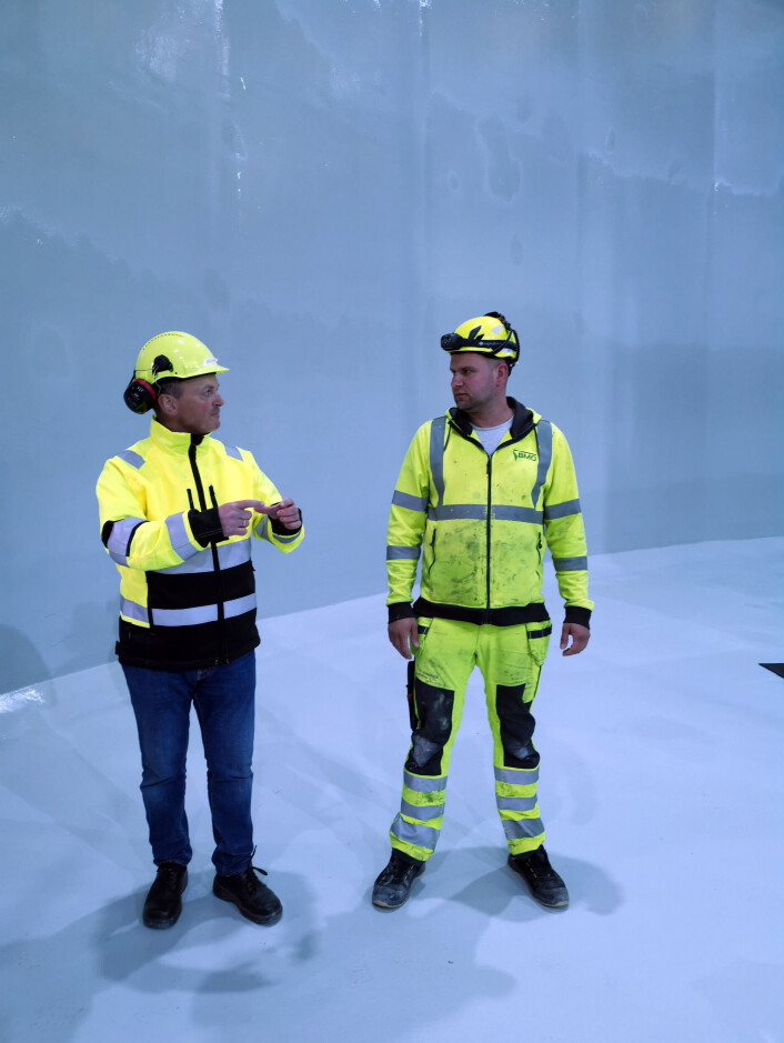 Hugo Harstad fra Norske Skog Saugbrugs i samtale med representant fra BMO Entreprenør i en tank som er ferdigstilt. Hugo Harstad fra Norske Skog Saugbrugs i samtale med representant fra BMO Entreprenør i en tank som er ferdigstilt.