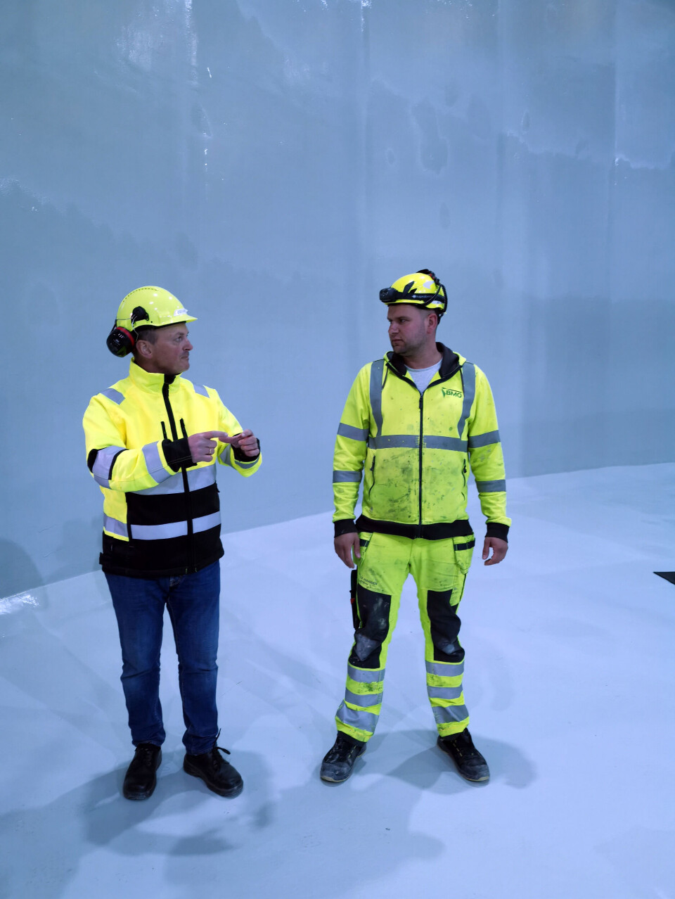 Hugo Harstad fra Norske Skog Saugbrugs i samtale med representant fra BMO Entreprenør i en tank som er ferdigstilt. Hugo Harstad fra Norske Skog Saugbrugs i samtale med representant fra BMO Entreprenør i en tank som er ferdigstilt.