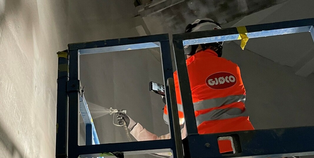 Sparkelen med nanocelluslose som forsterkning kan sprøytes direkte på veggen i de nye fisketankene til Salmon Evolution. Elisabet Michelson, direktør fra Gjøco Herdeplast, inspiserer Terje Kleven under påføring av epoxy sprøytesparkel. Sparkelen med nanocelluslose som forsterkning kan sprøytes direkte på veggen i de nye fisketankene til Salmon Evolution. Elisabet Michelson, direktør fra Gjøco Herdeplast, inspiserer Terje Kleven under påføring av epoxy sprøytesparkel.