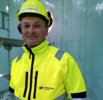 Hugo Harstad er direktør for forretnings­utvikling i Norske Skog Saugbrugs. Her under påføring hos Salmon Evolution av det nye produktet de har utviklet.