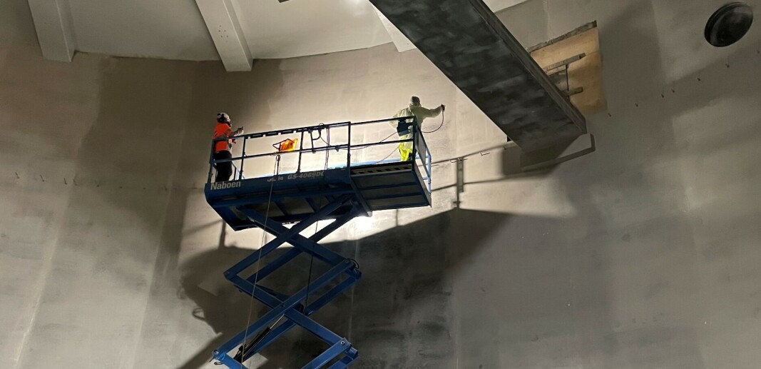 Med en lift kan man på få dager få dekket en hel tank, et arbeid som på gamlemåten med mørtelbrett og sparkelskje kan ta uker. Med en lift kan man på få dager få dekket en hel tank, et arbeid som på gamlemåten med mørtelbrett og sparkelskje kan ta uker.
