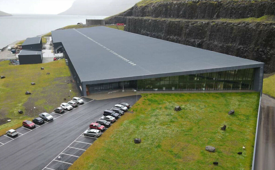 Bakkafrost sitt nye settefiskanlegg på Strond på Færøyene har en karkapasitet på 29 000 kbm, noes om er 40 ganger større enn for eksempel settefiskanlegget de har ved Barvas i Skottland. Anlegget kjører RAS med 99,7% resirkulering.