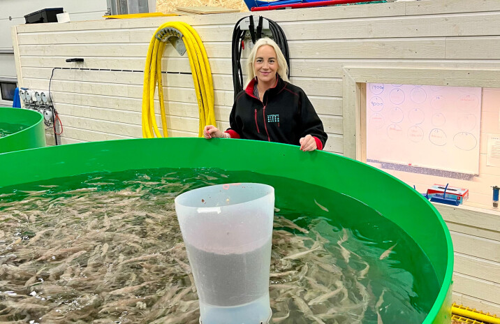 Driftsleder Anja Katrine Aarland Skår ved Austevoll Rensefisk forteller at selskapet har sluttet å produsere rognkjeks på anlegget, og har heller startet opp med settefiskproduksjon av torsk.