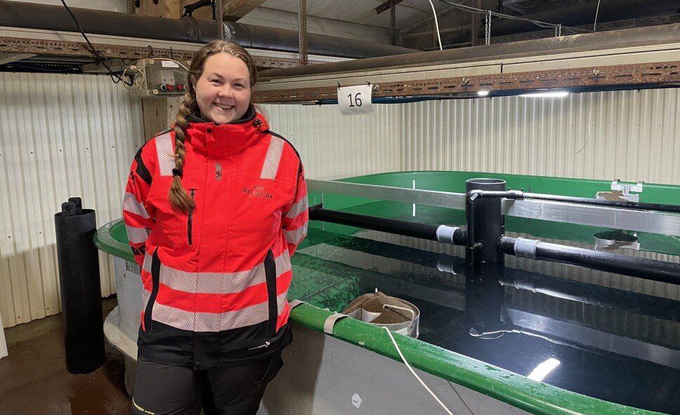 Kristine Aarnes (31) har siden hun var liten jentunge vært med sin far på settefiskanlegg i Norge. Nå skal hun jobbe med videreutvikling av smoltproduksjonen til oppdrettsselskapet Arnarlax på Island.
