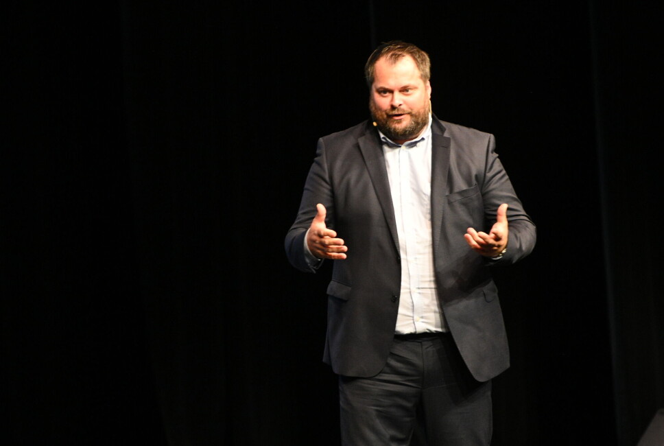 Håkon Andre Berg er sterkt kritisk til hvordan politikerne i hovedstaden har behandlet oppdrettsnæringen når det kommer til innføring av grunnrenteskatt. Håkon Andre Berg er sterkt kritisk til hvordan politikerne i hovedstaden har behandlet oppdrettsnæringen når det kommer til innføring av grunnrenteskatt.