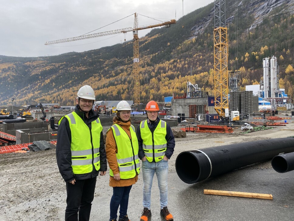 F.v Anders Kallerud (divisjonsdirektør for Havbruk hos Brødrene Dahl ; Anette Wesner (industrisalgssjef for region Buskerud, Vestfold og Telemark i Brødrene Dahl), og Geir Larsen (ordre/logistikkansvarlig for Hima-prosjektet) på byggeplassen til Hima Seafood. F.v Anders Kallerud (divisjonsdirektør for Havbruk hos Brødrene Dahl ; Anette Wesner (industrisalgssjef for region Buskerud, Vestfold og Telemark i Brødrene Dahl), og Geir Larsen (ordre/logistikkansvarlig for Hima-prosjektet) på byggeplassen til Hima Seafood.