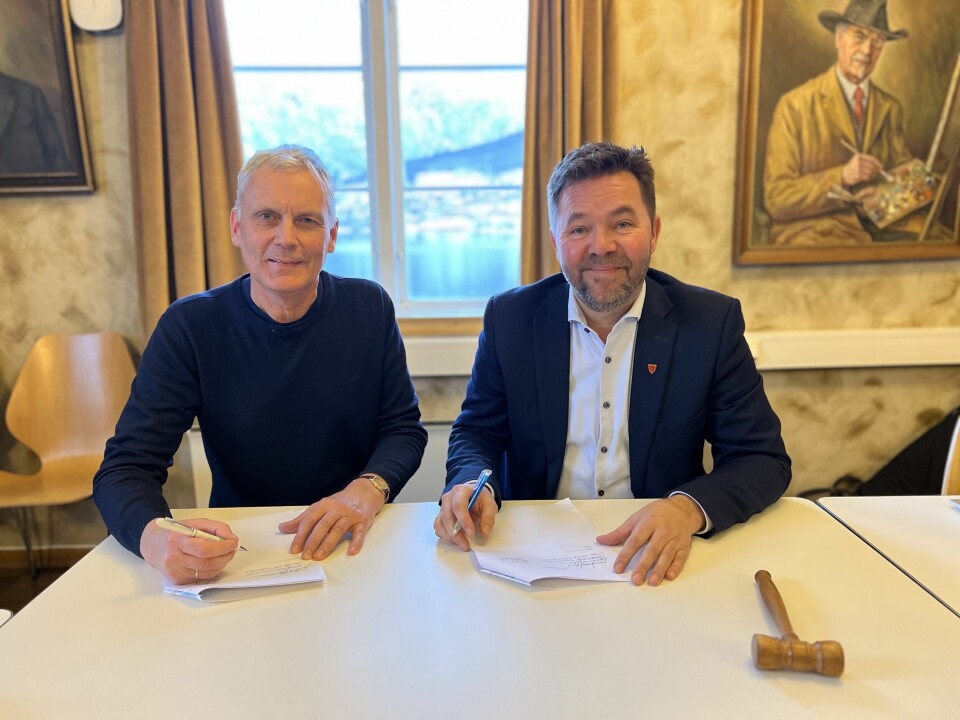 Etter et enstemmig vedtak i kommunestyremøtet 14. desember, ble opsjonsavtalen signert at Jan-Emil Johannessen, leder av forretningsområdet genetikk i Benchmark (til venstre) og ordfører i Ulvik Herad, Hans Petter Thorbjørnsen