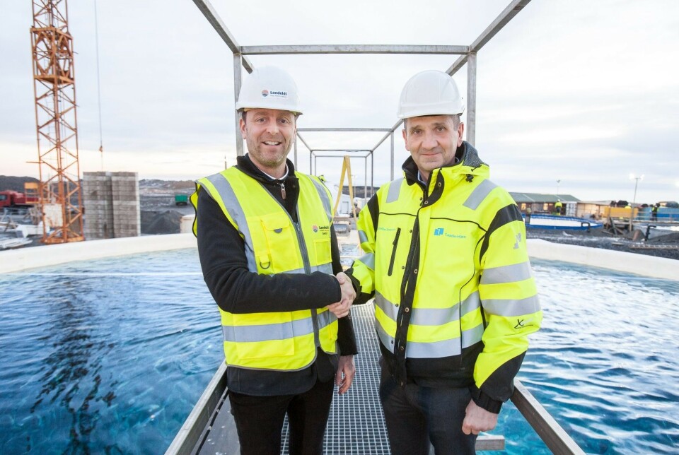Halldór Ólafur Halldórsson, COB i Landeldi, og Hörður Arnarson, administrerende direktør i Landvirkjun, signerte kontrakten ved Landeldis landbaserte akvakulturanlegg i Thorlakshofn. Halldór Ólafur Halldórsson, COB i Landeldi, og Hörður Arnarson, administrerende direktør i Landvirkjun, signerte kontrakten ved Landeldis landbaserte akvakulturanlegg i Thorlakshofn.