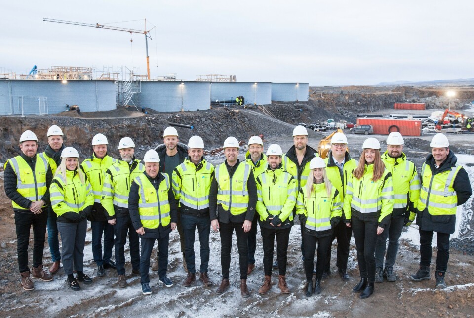 Landsvirkjun og Landeldi-ansatte ble med på til anlegget under signeringsarrangementet.