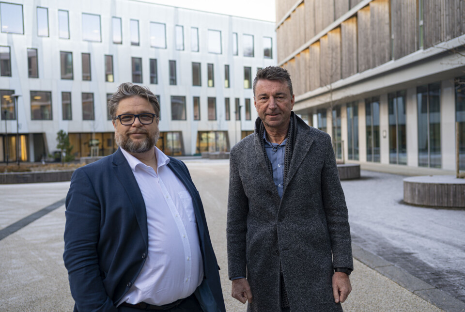 Bård Hjelmen og Arne Sekkingstad jobber med rundt ti andre for å få på plass alle reguleringsplaner og tillatelser for anlegget til Norwegian Mountain Salmon. Bård Hjelmen og Arne Sekkingstad jobber med rundt ti andre for å få på plass alle reguleringsplaner og tillatelser for anlegget til Norwegian Mountain Salmon.