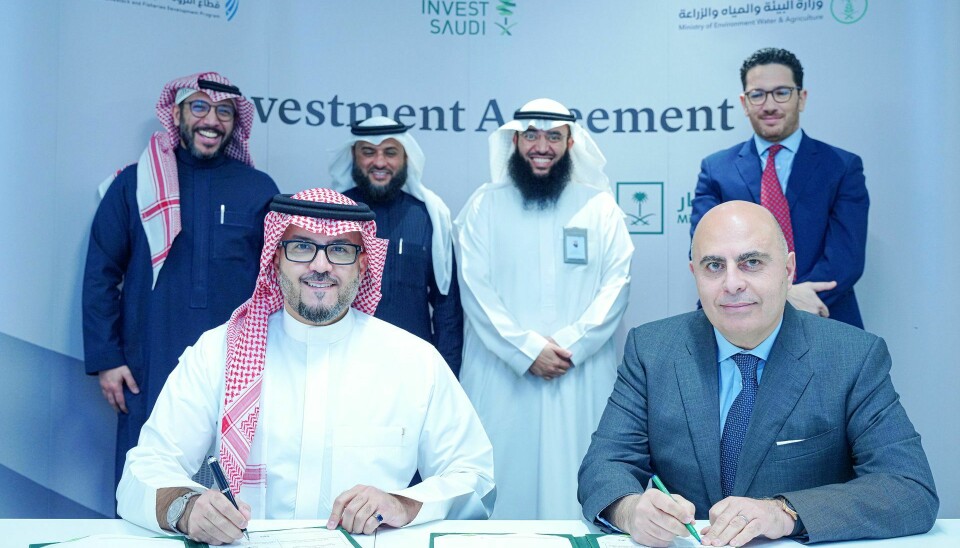 Pure Salmons styreformann Stephane Farouze (t.h) signerer en investeringsavtale med Saudi Arabiske representanter .