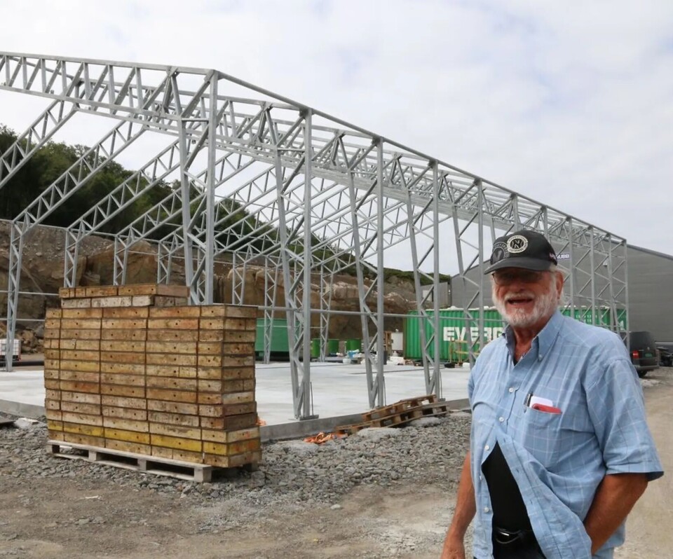 Største investor i EcofishCircle er Terje Mikalsen. Her er han foran hallen som nå har produsert frem den første laksen for selskapet. Største investor i EcofishCircle er Terje Mikalsen. Her er han foran hallen som nå har produsert frem den første laksen for selskapet.