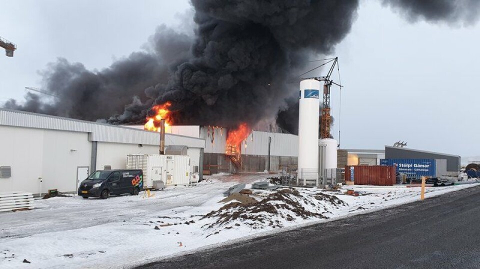 Flammene slo på et tidspunkt ut gjennom veggene i smoltanlegget. Flammene slo på et tidspunkt ut gjennom veggene i smoltanlegget.
