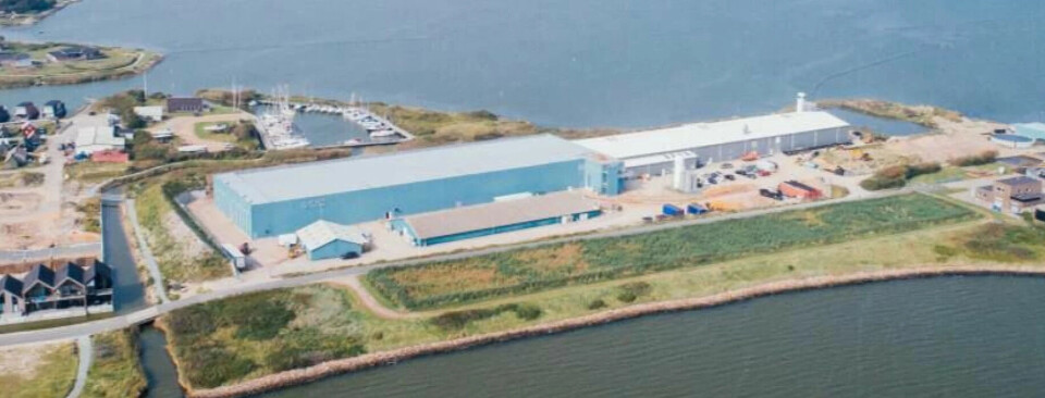 Det var ved dette anlegget til Atlantic Sapphire i Hvide Sande ved Ringkjøbing i Danmark at brannen førte til store ødeleggelser på bygget. Det var ved dette anlegget til Atlantic Sapphire i Hvide Sande ved Ringkjøbing i Danmark at brannen førte til store ødeleggelser på bygget.