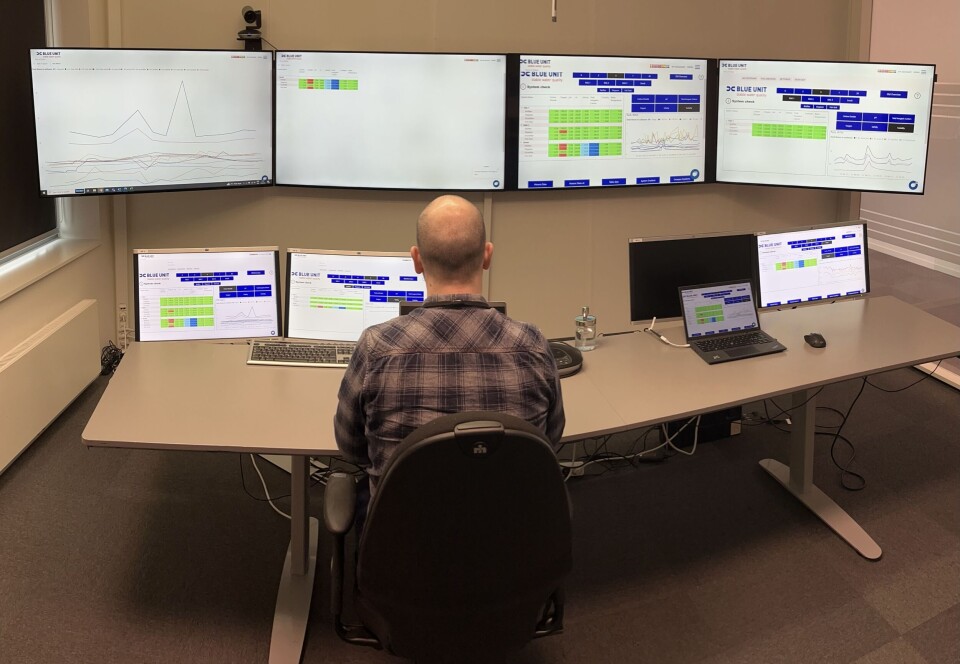 Systemet som Blue Unit har utviklet og patentert, heter Blue Unit Solution Lab Station. Det er et sentralisert overvåkingssystem for RAS-anlegg. De spesialdesignede sensorene samler inn 13 vannkvalitetsparametere fra opp til 12 lokasjoner i ett anlegg av gangen. Sensorene måler blant annet COS₂-nivå, pH-verdi og H₂S-innhold. Spesielt H₂S-nivået, hydrogensulfid, er vesentlig. Systemet som Blue Unit har utviklet og patentert, heter Blue Unit Solution Lab Station. Det er et sentralisert overvåkingssystem for RAS-anlegg. De spesialdesignede sensorene samler inn 13 vannkvalitetsparametere fra opp til 12 lokasjoner i ett anlegg av gangen. Sensorene måler blant annet COS₂-nivå, pH-verdi og H₂S-innhold. Spesielt H₂S-nivået, hydrogensulfid, er vesentlig.