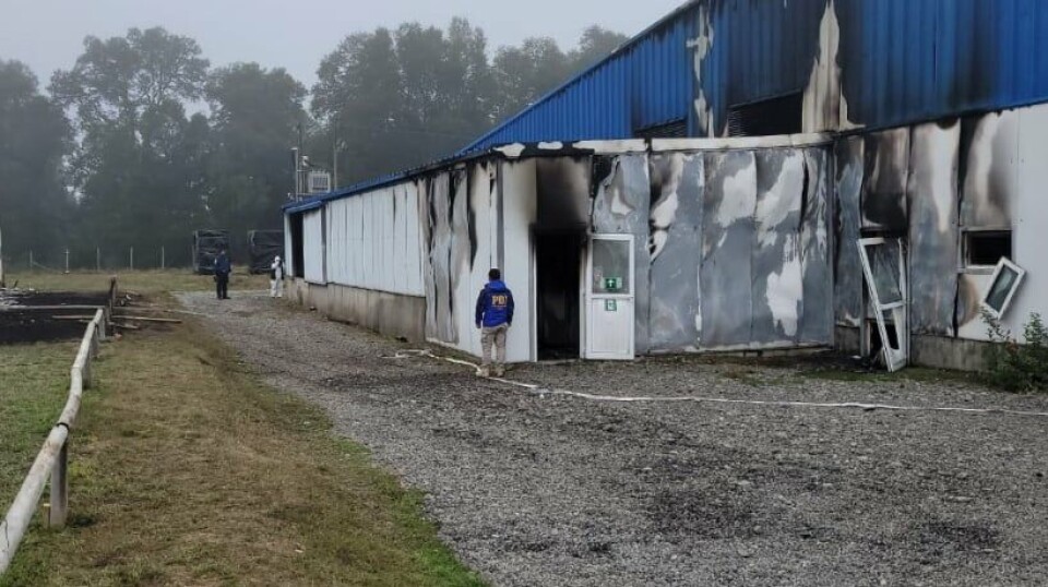 Politiet sjekker skadene på anlegget.