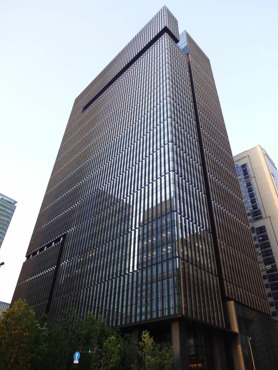 Mizuho Bank er en av Japans største og har sitt hovedkontor i Otemachi Tower som ligger i bydelen Chiyoda, som er Tokyos finansdistrikt.