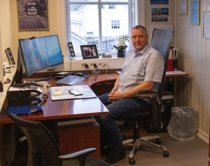 Stein-Inge Larsen styrer oppbyggingen av Viking Aqua fra kontoret på Byrknes.