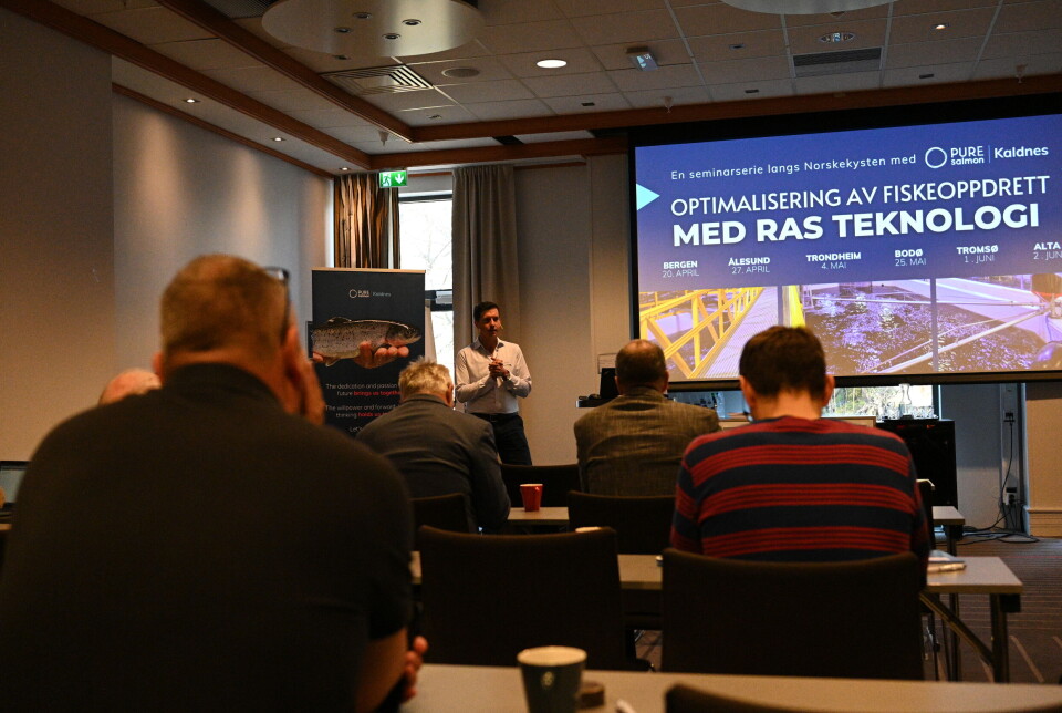 Jack Tucker, salgssjef i Pure Salmon Kaldnes, startet fagseminarserien om RAS i Bergen.