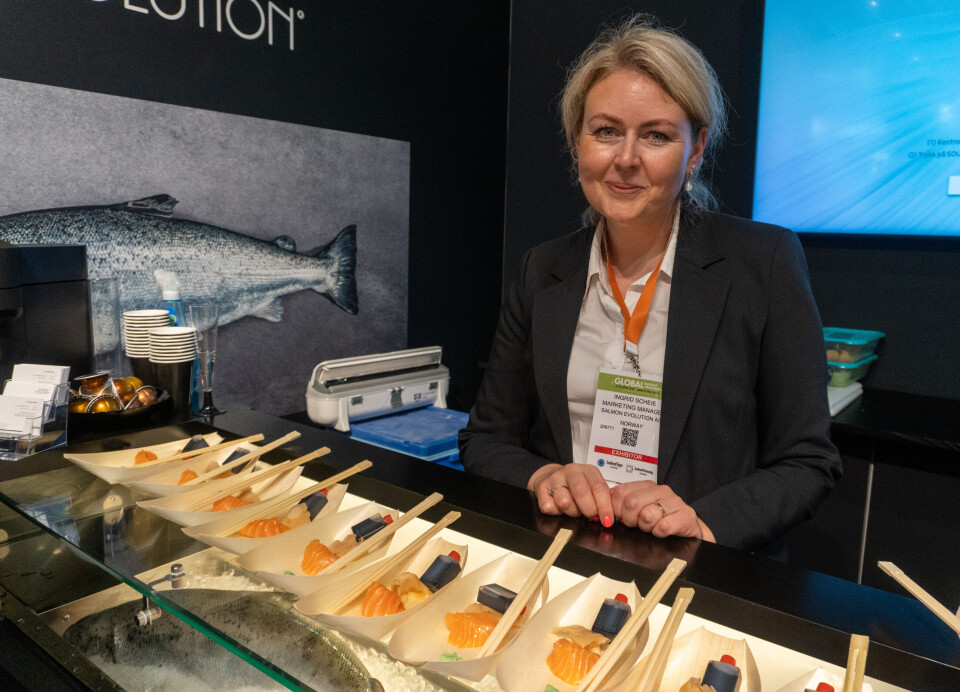 Flere hundre møtte opp for å smake på landbasert laks