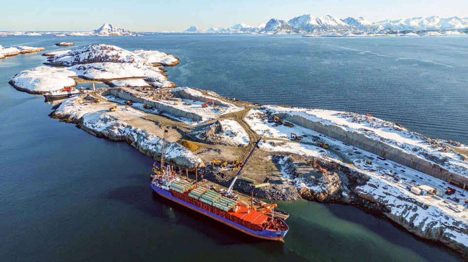 Gigante Salmon per første kvartal 2023. Båten på bildet er det nederlandske skipet 'Pride' som i februar kom med glassfiberrør for vanninntak. Til høyre på bildet ser man basseng 3, som er det bassenget som først vil bli satt i drift.