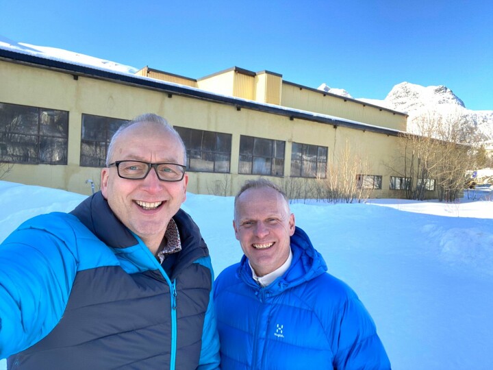 Morten Berg fra Bogen Aqua (t.h) sammen med ordfører Terje Bartholsen i Evenes utenfor bygget som skal rives, før det blir bygget nytt settefiskanlegg.