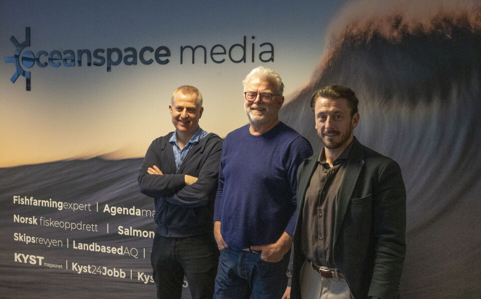 Pål Mugaas Jensen (t.v.) tar over som ansvarlig redaktør og Christian Lawley (t.h) blir ny daglig leder i Oceanspace Media. I midten er eier av selskapet Gustav Erik Blaalid som nå skal dedikere seg til forretningsutvikling i selskapet.