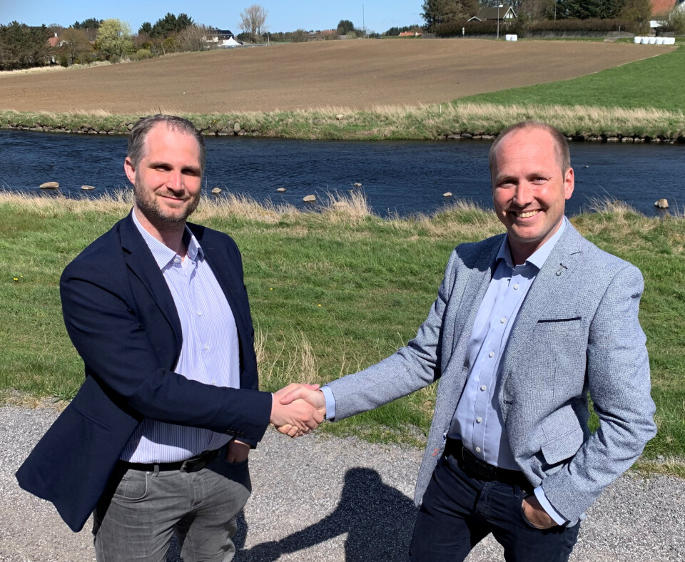 Agrilight er spesialisert på utvikle og produsere lyssystemer for husdyrhold og har samarbeidet med Laksesystemers morselskap Fjøssystemer i mer enn 20 år. Nå inngår Laksesystemer og Agrilight et tettere samarbeid om lys til landbasert oppdrettsnæring. Her representert med Niels Hiemstra fra Agrilight og Ole Gabriel Kverneland fra Laksesystemer.