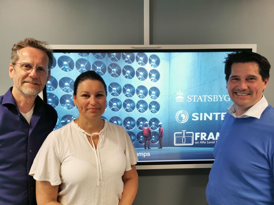 Bilde 1: Fra venstre Øyvind Hellan, Forskningsdirektør, SINTEF Ocean, Kjersti Skjelle Paulsen, Prosjektleder, Statsbygg, Terje Ljones, Salgssjef, Framo Aquaculture. Bilde 1: Fra venstre Øyvind Hellan, Forskningsdirektør, SINTEF Ocean, Kjersti Skjelle Paulsen, Prosjektleder, Statsbygg, Terje Ljones, Salgssjef, Framo Aquaculture.