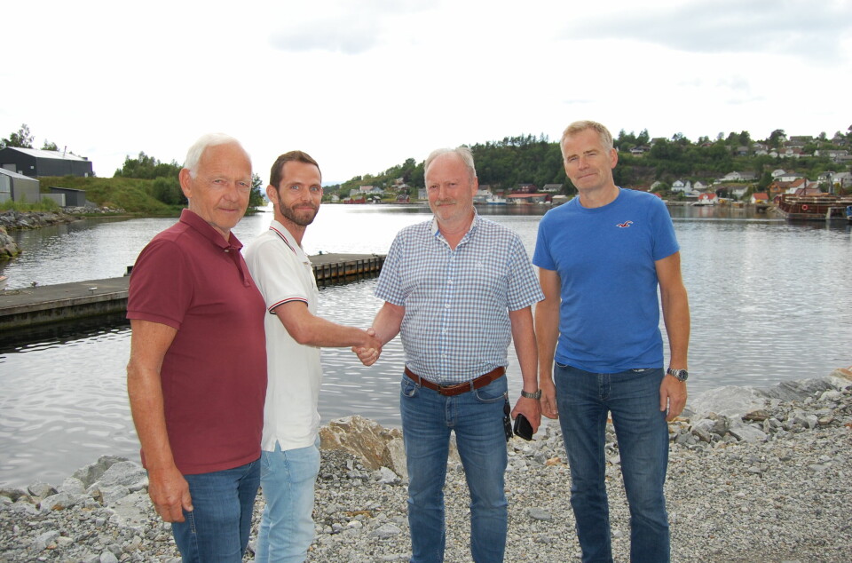 På bildet fra venstre: Knut Johannes Helvik, styreleder i Kvinnherad Elektro AS, Kjetil Helvik, daglig leder i Kvinnherad Elektro AS, Trygve Kjerpeseth, daglig leder i BKS Holding AS og Tore Thorkildsen, salgssjef i BKS Holding AS.