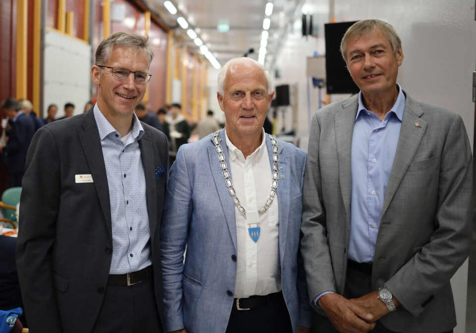 Adm dir i AquaGen, Knut Røflo, ordfører i Ørsta Steinar Åm og statssekretær i Nærings og fiskeridepartementet, Vidar Ulriksen under åpningen. Adm dir i AquaGen, Knut Røflo, ordfører i Ørsta Steinar Åm og statssekretær i Nærings og fiskeridepartementet, Vidar Ulriksen under åpningen.