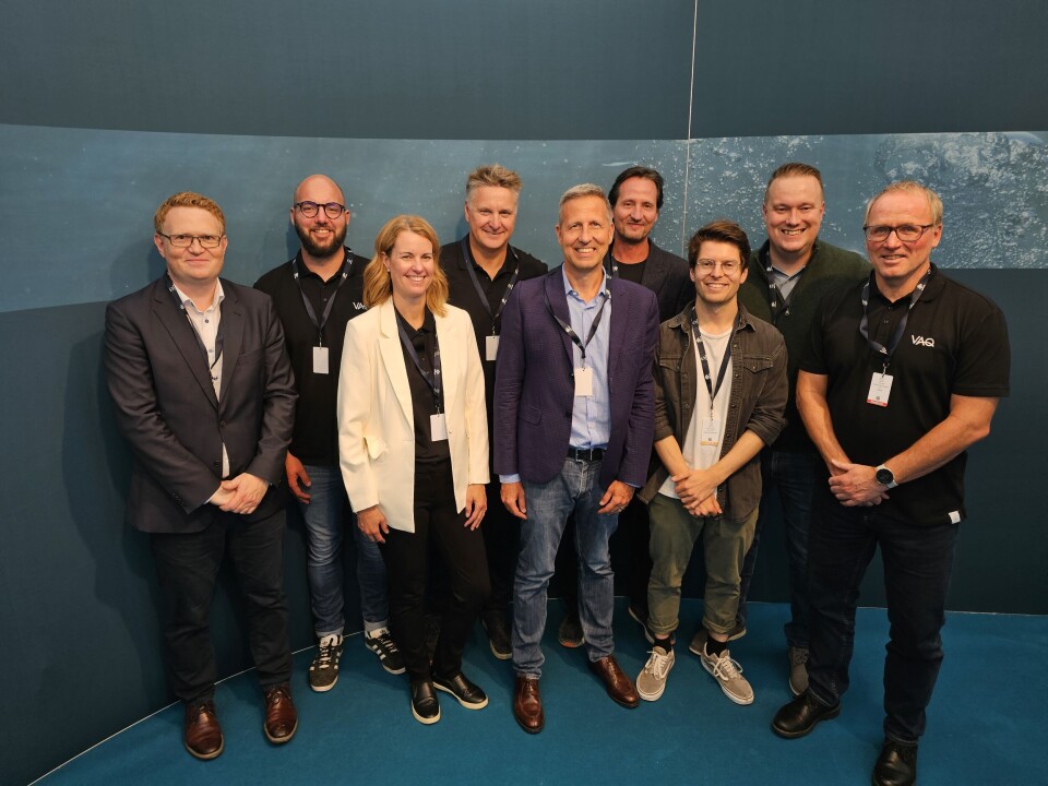 Representanter for VAQ og Swiss Blue Salmon feirer avtalen. Foran t.v. Madeline E. Brien, Senior Project Manager, VAQ, videre Phil Huber, CFO og Fabian Massa, Project Engineer, Swiss Blue Salmon. Bak t.v. Jan Erik Løvik, CEO, Broodstock Capital, videre Jesper N. Nielsen, CTO, og Marius Hægh, COO, VAQ, Rudolf Ryf, CEO og Sune Møller, CTO, Swiss Blue Salmon, og lengst til høyre, Sondre Høidalen, CEO, VAQ. Representanter for VAQ og Swiss Blue Salmon feirer avtalen. Foran t.v. Madeline E. Brien, Senior Project Manager, VAQ, videre Phil Huber, CFO og Fabian Massa, Project Engineer, Swiss Blue Salmon. Bak t.v. Jan Erik Løvik, CEO, Broodstock Capital, videre Jesper N. Nielsen, CTO, og Marius Hægh, COO, VAQ, Rudolf Ryf, CEO og Sune Møller, CTO, Swiss Blue Salmon, og lengst til høyre, Sondre Høidalen, CEO, VAQ.