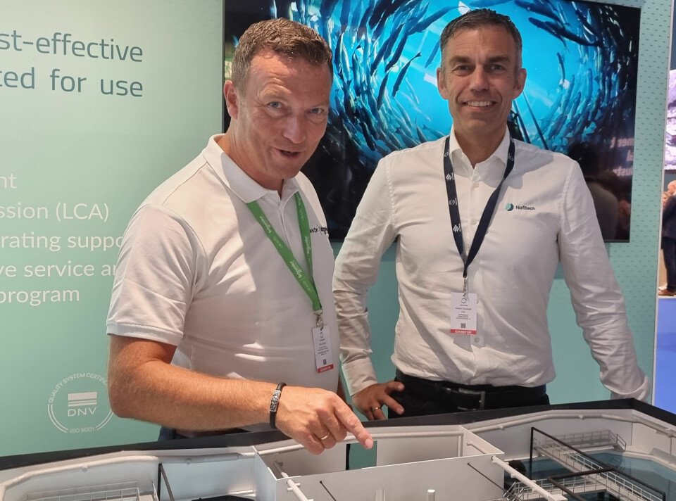 Nofitech og Schneider Electric deltok begge på Aqua Nor 2023 og kunngjorde da sitt utvidede samarbeid på bærekraft. Fra venstre: John Hjelset (prosjektleder akvakultur) og Robert Hundstad, CEO i Nofitech.
