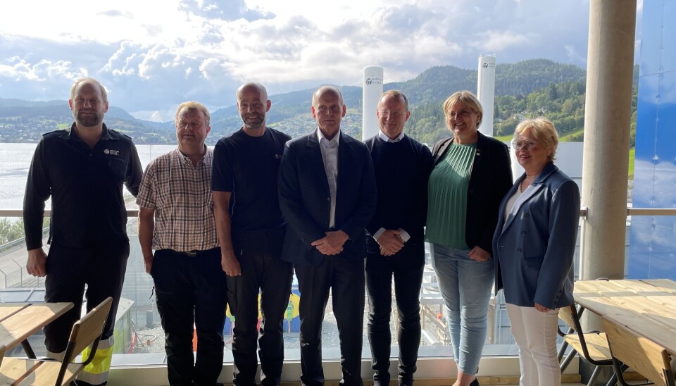 Fra venstre: Hroar Molberg (Nippon Gases), Karl Christian Aag (SalMar), Jon Ivar Hovd (SalMar), Lars
Borgli (Nippon Gases), Terje Wold (Nippon Gases), Ordfører i Steinkjer kommune Anne-Berit Lein og
daglig leder i Steinkjer Næringsselskap Bodil Vekseth. Fra venstre: Hroar Molberg (Nippon Gases), Karl Christian Aag (SalMar), Jon Ivar Hovd (SalMar), Lars
Borgli (Nippon Gases), Terje Wold (Nippon Gases), Ordfører i Steinkjer kommune Anne-Berit Lein og
daglig leder i Steinkjer Næringsselskap Bodil Vekseth.