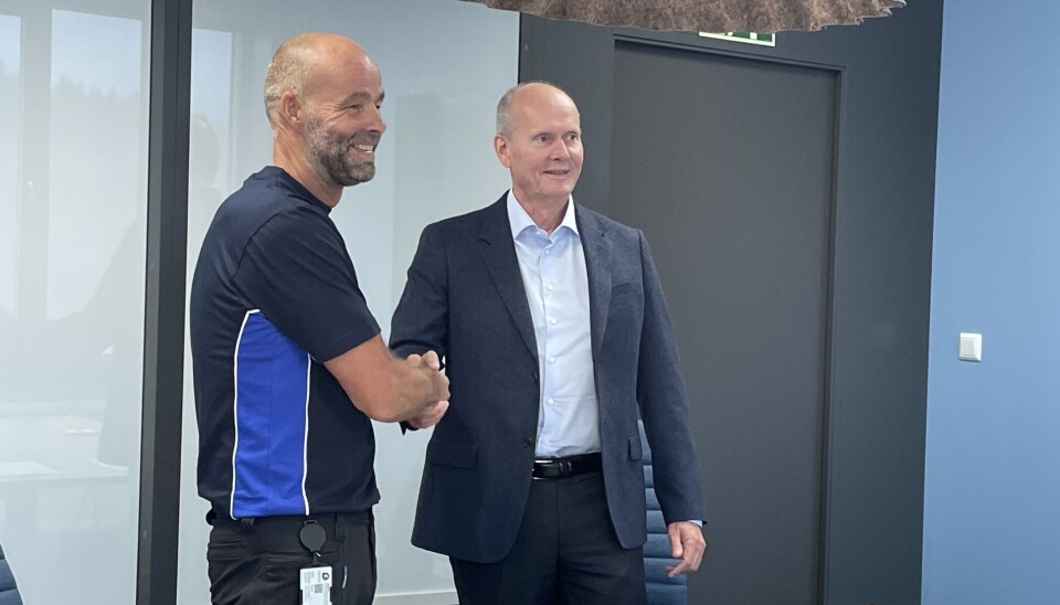 Jon Ivar Hovd og Lars Borgli har nettopp signert avtalen om bruk av spillvarme.