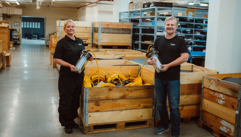 NORBIT Aqua er den lengstlevende produsenten av lys til akvakultur. Avbildet er Kristin Collier Valle, FoU-sjef for akvakultur/biologi sammen med produktdirektør Guttorm Lange i NORBIT Aqua ved en av deres fabrikker i Trondheim.