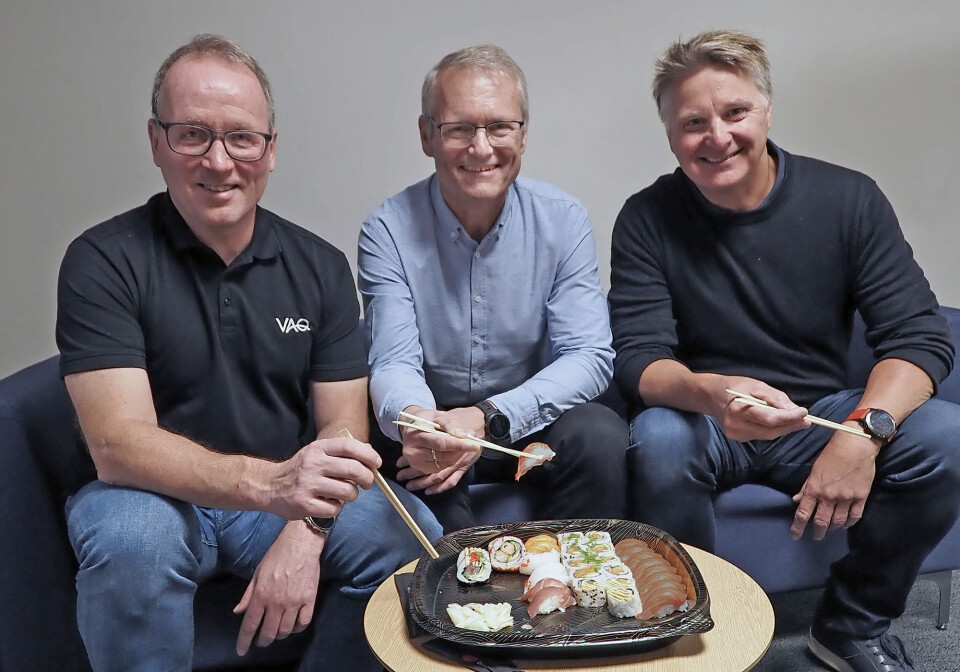 Sushi med mye laks sto selvsagt på menyen da nyansatt CCO hos VAQ, Anders Kallerud (i midten) var på besøk på sin kommende arbeidsplass, for Anders Kallerud har en gang jobbet for et stort japansk handelshus. Han starter i jobben til nyttår. T.v: CEO Sondre Høidalen; t.h.: COO Marius Hægh